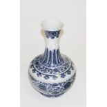 A GOOD CHINESE BLUE AND WHITE BULBOUS BOTTLE VASE