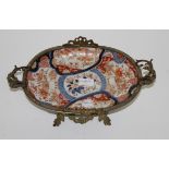 AN IMARI PORCELAIN AND GILT METAL MOUNTED TABLE CENTRE