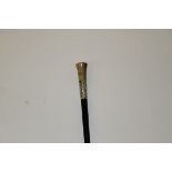 A NINETEENTH CENTURY SILVER MOUNTED AND HORN HANDLE EBONY WALKING CANE,