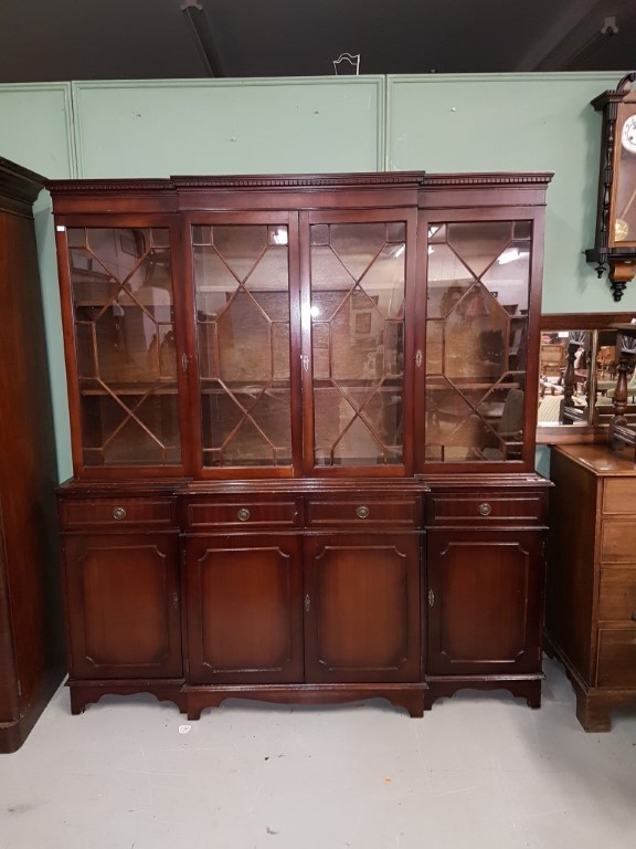 A SMALL GEORGIAN STYLE MAHOGANY BREAKFRONT BOOKCASE