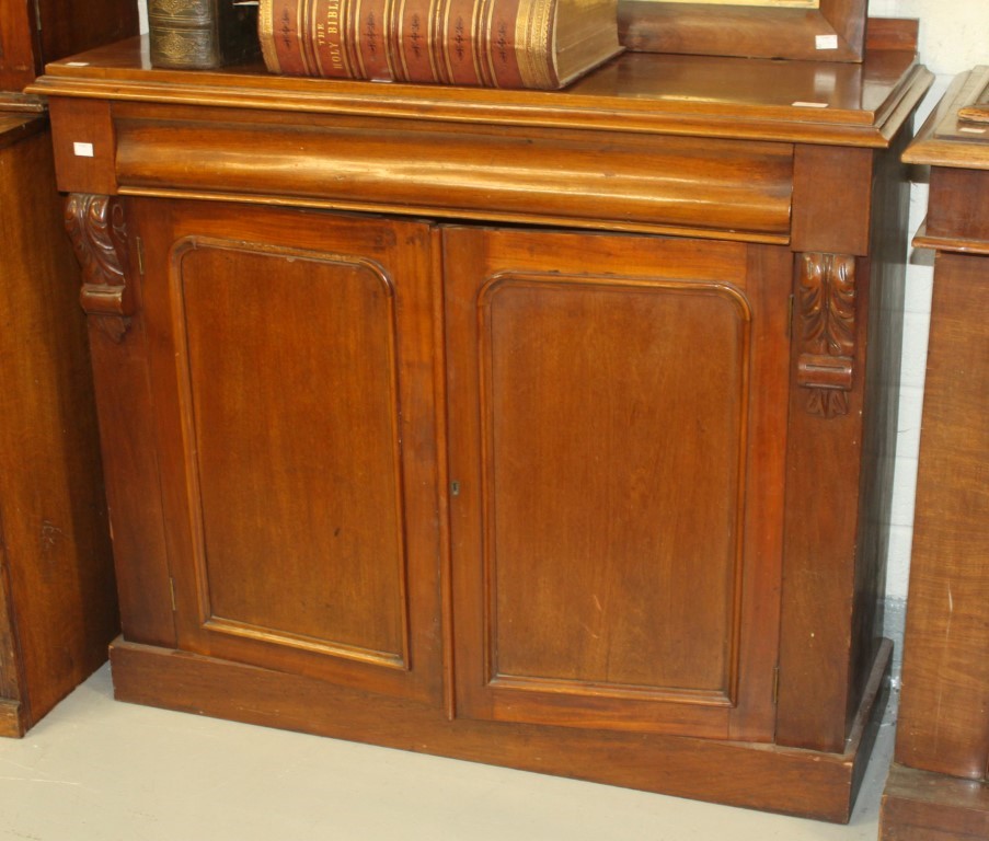 A VICTORIAN MAHOGANY SIDE CUPBOARD