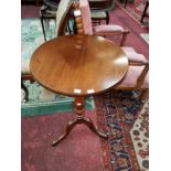 A CIRCULAR GEORGIAN STYLE MAHOGANY CENTRE TABLE