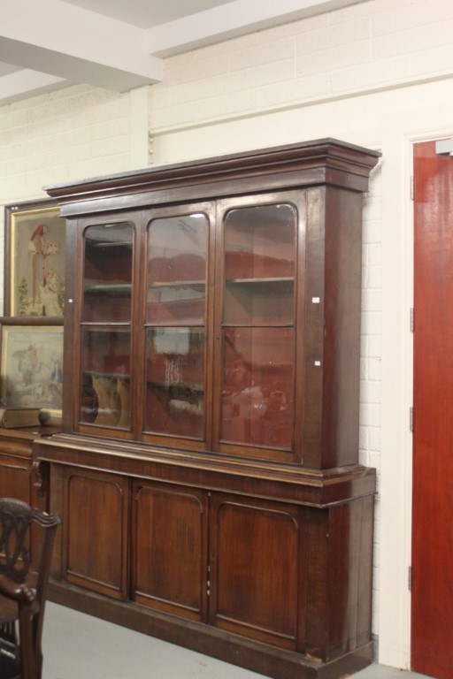 A LARGE VICTORIAN MAHOGANY BOOKCASE