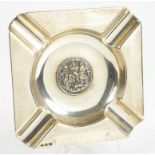 A GEORGE V SILVER ASHTRAY WITH MEDALLIC CENTRE 10.5CM W BIRMINGHAM 1931, 5OZS 5DWTS