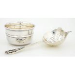 A GEORGE VI SILVER TEA STRAINER AND STAND, SHEFFIELD 1938, 3OZS