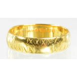 AN 18CT GOLD WEDDING RING, 2.9G