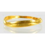 A 22CT GOLD WEDDING RING, 0.6G