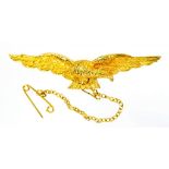 A GOLD EAGLE BROOCH MARKED 15CT, 8.4G