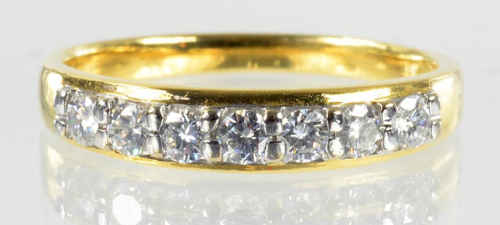 A DIAMOND SEVEN STONE RING IN 18CT GOLD, 2.7G