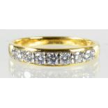 A DIAMOND SEVEN STONE RING IN 18CT GOLD, 2.7G