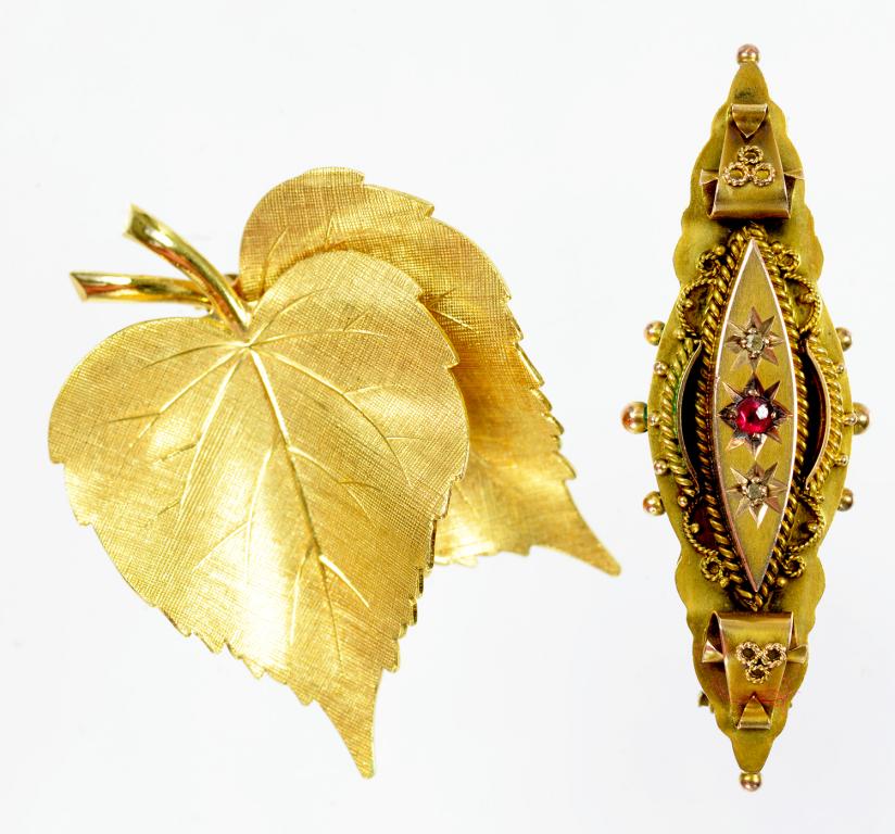 A 9CT GOLD DOUBLE LEAF BROOCH AND AN EARLIER GEM SET 9CT GOLD BROOCH, 9.5G