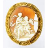 A CAMEO BROOCH IN GOLD (CAMEO DAMAGED)