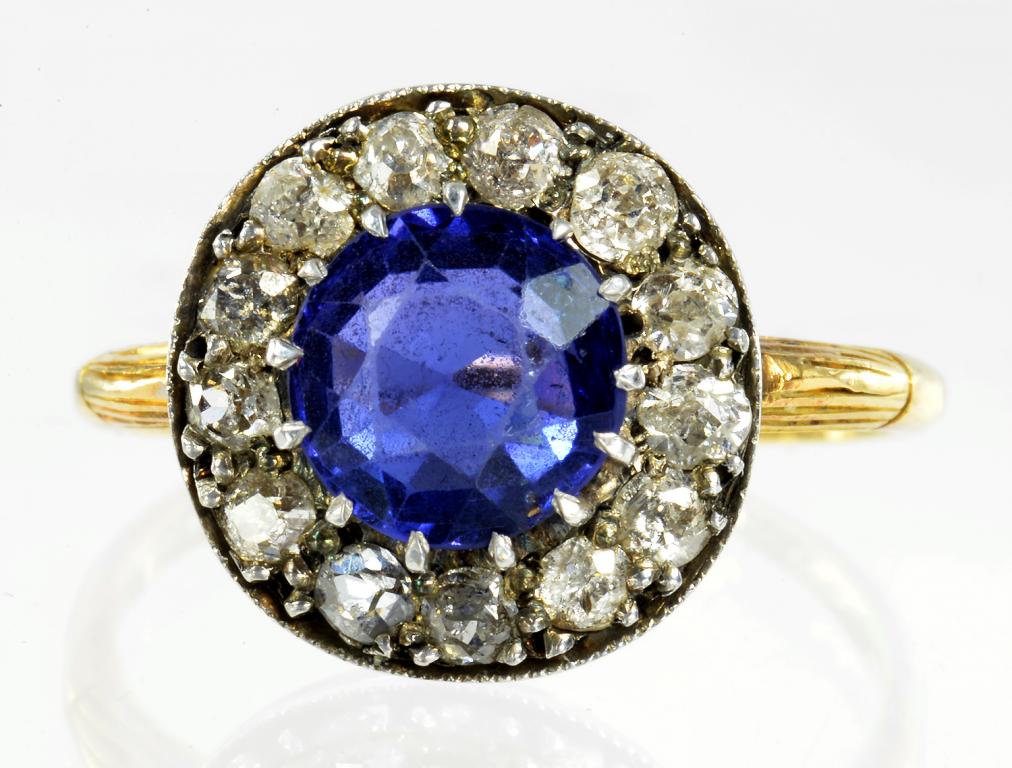 A SAPPHIRE AND DIAMOND CLUSTER RING WITH OLD CUT DIAMONDS IN GOLD, 3.1G