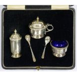 A GEORGE VI SILVER THREE PIECE CONDIMENT SET, BLUE GLASS LINERS, PEPPER CASTER 6.5CM H, BIRMINGHAM