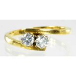 A DIAMOND TWO STONE CROSSOVER RING IN 18CT GOLD, 3.8G