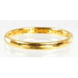 AN 18CT GOLD WEDDING RING, 2.5G