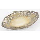 AN ELIZABETH II SAW PIERCED SILVER OVAL FRUIT DISH WITH CAST RIM, 30CM W, SHEFFIELD 1970, 15OZS