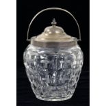 A GEORGE V SILVER MOUNTED CUT GLASS BISCUIT BARREL AND COVER WITH SWING HANDLE, 17CM H EXCLUDING