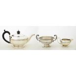 A GEORGE V SILVER TEAPOT AND CREAM JUG, TEAPOT 11CM H BIRMINGHAM 1923 AND '24 AND A SILVER TROPHY