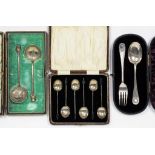 A VICTORIAN SILVER SPOON AND FORK, FEATHER EDGE SHELL PATTERN, LONDON 1893, CASED, A SET OF SIX