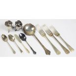 MISCELLANEOUS SILVER FLATWARE AND A PAIR OF SILVER PEPPERETTES, CHESTER 1911, 11OZS