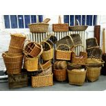 A QUANTITY OF VINTAGE WICKER BASKETS (35 APPROX)