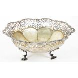 AN EDWARD VII SAW PIERCED SILVER FRUIT BOWL ON THREE FEET, 24.5CM DIAM, SHEFFIELD 1909, 19OZS