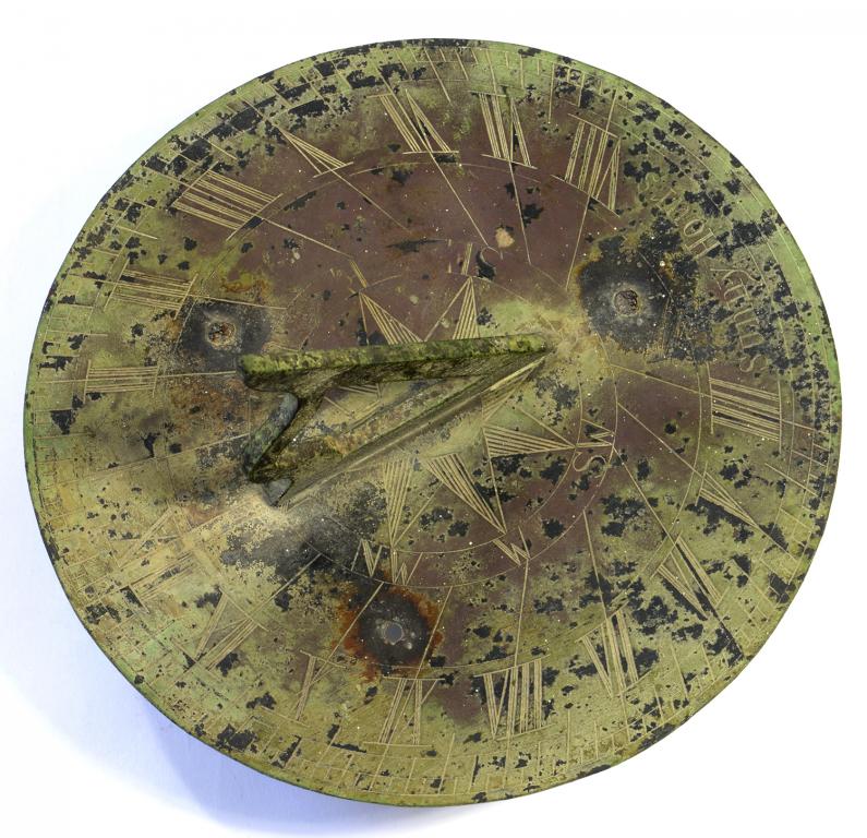 A BRASS HORIZONTAL SUNDIAL, 24.5CM DIAM, EARLY 20TH C