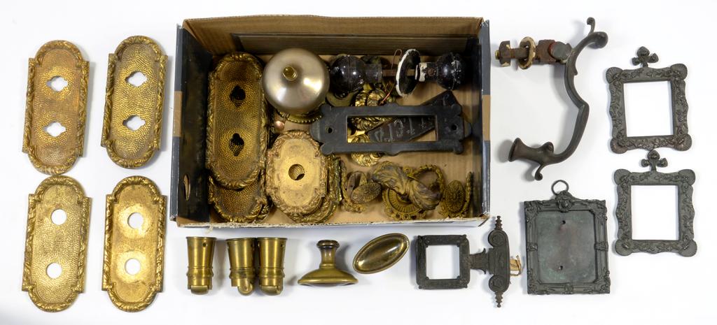 A COLLECTION OF VICTORIAN AND EARLY 20TH CENTURY BRASS, BRONZE AND OTHER METALWARE INCLUDING ONE AND