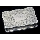 A VICTORIAN SILVER SNUFF BOX ENGRAVED WITH SCROLLING FOLIAGE, 5.7CM W, BIRMINGHAM 1896, 1OZ 5DWTS