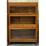 AN OAK 1930'S THREE SECTION BOOKCASE, 127 X 87 X 31CM