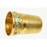 A GOLD THIMBLE SET WITH SPLIT TURQUOISES, 19TH CENTURY, 4.2G