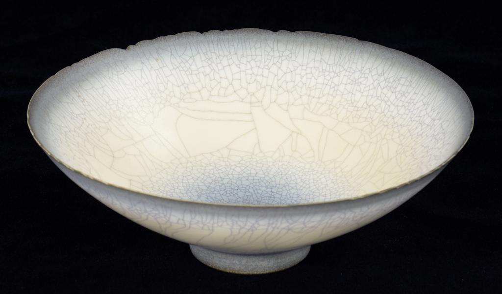 STUDIO POTTERY. A DAVID WHITE CONICAL DISH, WITH CRACKLE GLAZE AND GREY/BLUE RIM, IMPRESSED MARK