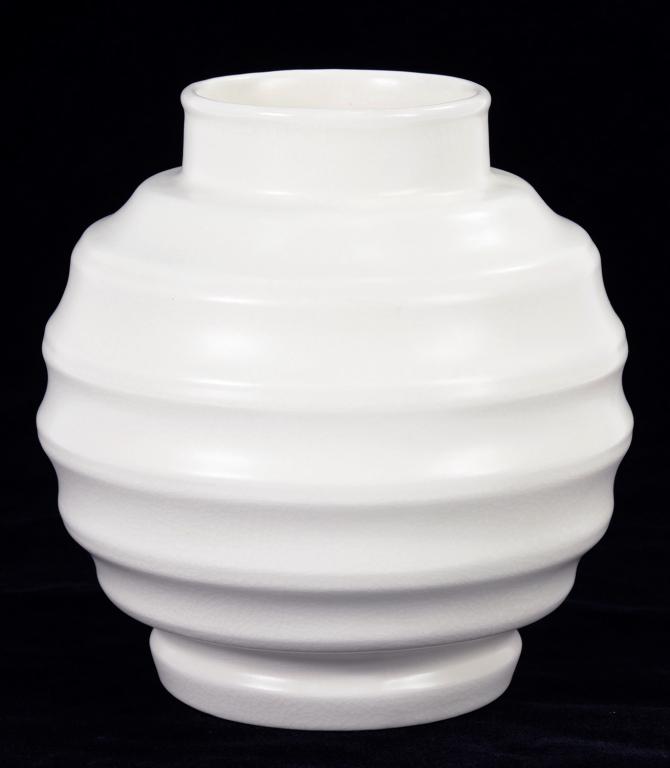 A SYLVAC WHITE RIBBED ANNULAR VASE IN THE MANNER OF KIETH MURRAY, 19CM H