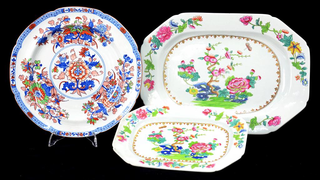 A SPODE IRONSTONE JAPAN PATTERN PLATE PLATE, 24CM DIAM AND A GRADUATED PAIR OF SPODE CHINA FAMILLE