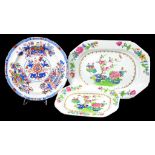 A SPODE IRONSTONE JAPAN PATTERN PLATE PLATE, 24CM DIAM AND A GRADUATED PAIR OF SPODE CHINA FAMILLE