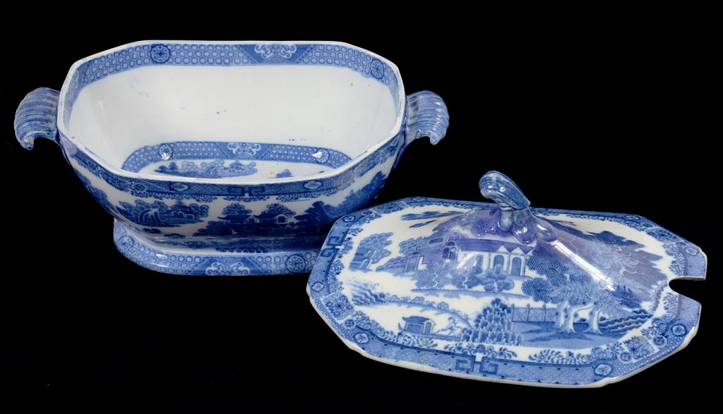 A SPODE BLUE EARTHENWARE SOUP TUREEN AND COVER, 25CM H, C1820 - Image 2 of 2