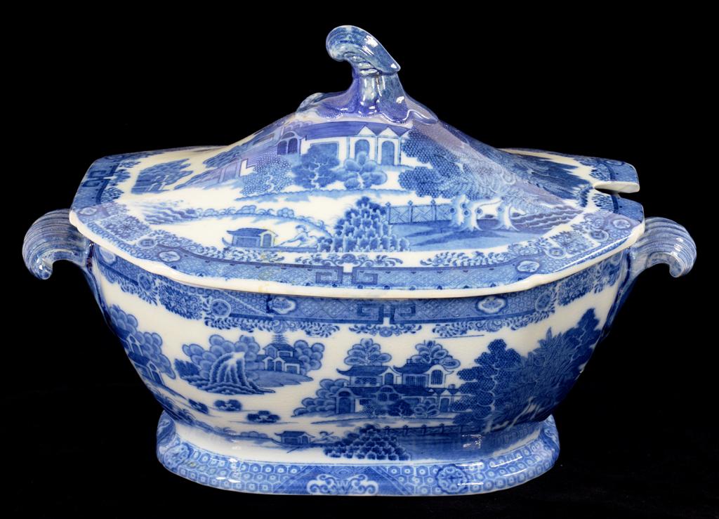 A SPODE BLUE EARTHENWARE SOUP TUREEN AND COVER, 25CM H, C1820