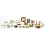 A COLLECTION OF DECORATIVE CERAMICS INCLUDINGA HEREND FLORAL AND GILT PIERCED BOX AND COVER, 5CM