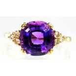 AN AMETHYST RING WITH TRIPLE DIAMOND SHOULDERS, IN 18CT GOLD, SIZE W, 5.7G