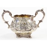 A VICTORIAN SILVER SUGAR BOWL ON PIERCED FEET, 13CM H, LONDON 1842, 13OZS