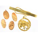 A 9CT GOLD TAURUS PENDANT, A 9CT GOLD TIE CLIP AND A DAMAGED PAIR OF 9CT GOLD CUFF LINKS, 12.5G