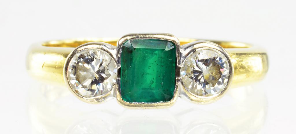 AN EMERALD AND DIAMOND THREE STONE RING IN 18CT GOLD, SIZE L, 3.8G
