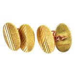 A PAIR OF 9CT GOLD CUFF LINKS, ENGINE TURNED, 6.8G