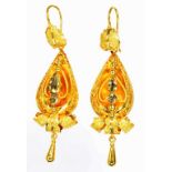 A PAIR OF VICTORIAN GOLD AND GEM SET EARRINGS, FULLY ARTICULATED, WIRE LOOPS, 3.8G