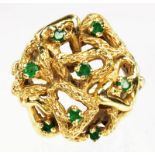 AN EMERALD MULTI GEM SET ABSTRACT RING IN 14CT GOLD, SIZE N, 12G