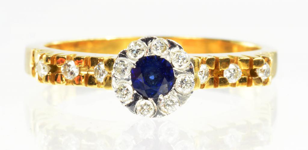 A SAPPHIRE AND DIAMOND CLUSTER RING WITH DIAMOND SHOULDERS, IN GOLD MARKED 750, SIZE O, 4.7G