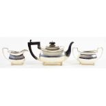 A GEORGE V THREE PIECE TEA SERVICE, TEAPOT 13CM H, CHESTER 1935, 31OZS GROSS