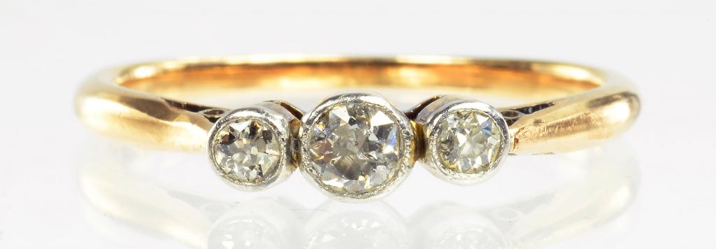 A DIAMOND THREE STONE RING IN GOLD, SIZE O, 2.4G