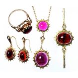 A SUITE OF GARNET JEWELLERY IN GOLD, COMPRISING BROOCH, PENDANT, RING AND EARRINGS EACH WITH A